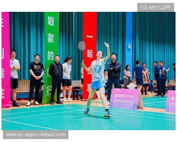 羽毛球杀球时如何正确握拳提升力量与精准度的技巧解析